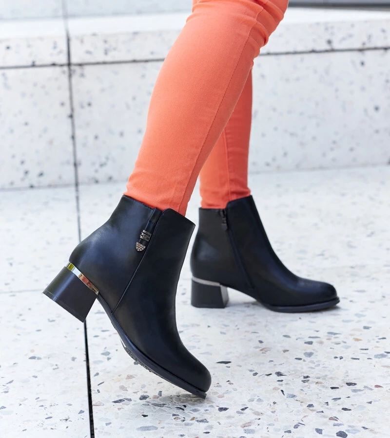 Elegante schwarze Bocconi Stiefeletten mit Zirkonen aus Wildleder