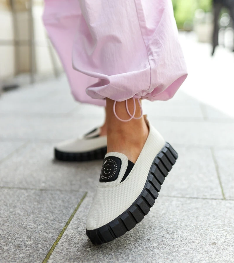 Beige Halbschuhe mit massiver Sohle von Teska