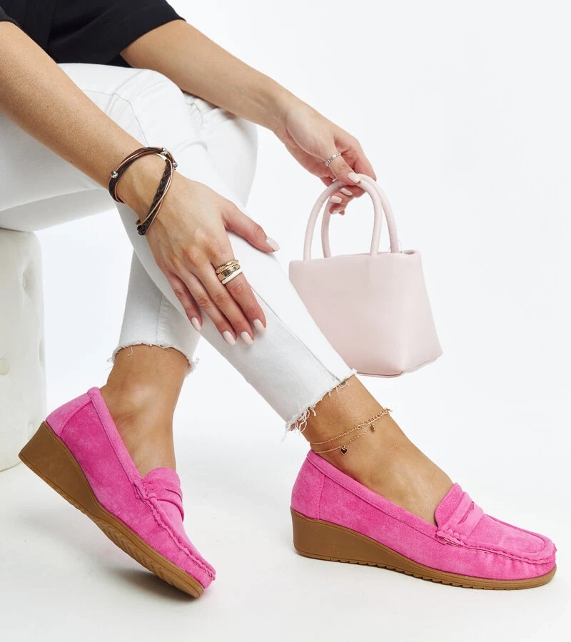 Dunkelrosa Wildleder-Mokassins mit Keilabsatz von Sakena