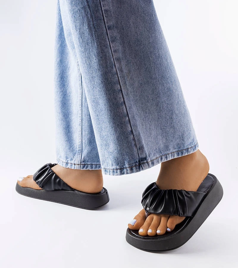 Schwarze Filippo Riemchensandalen mit Rüschen