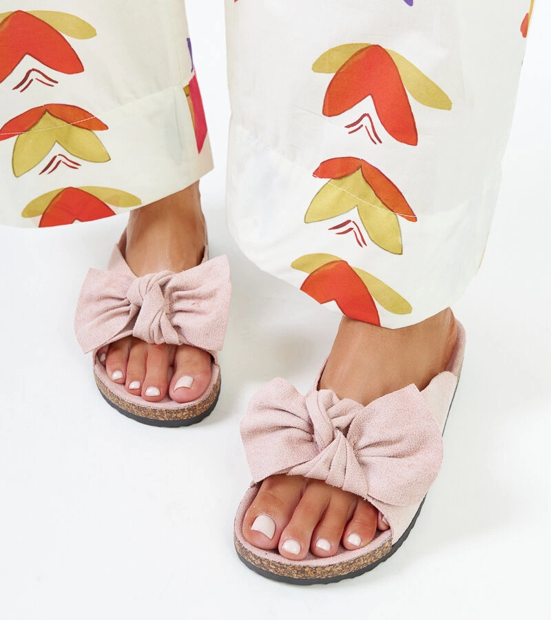 Beżowe klapki z łańcuchem Levy