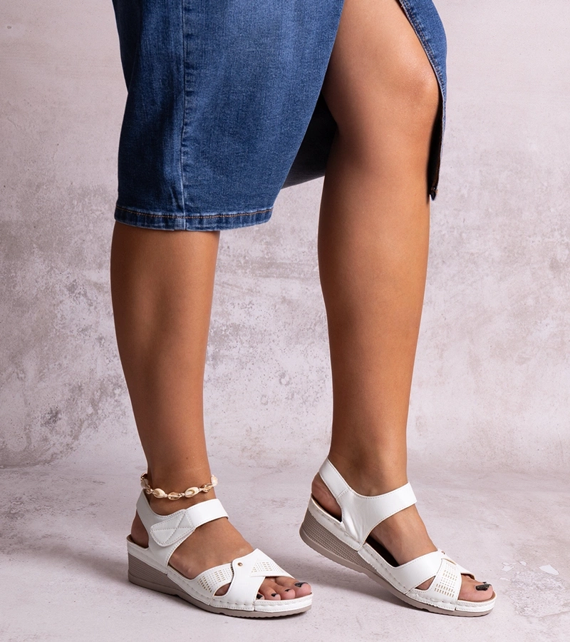 Weiße Sandalen mit niedrigem Keilabsatz Kirane