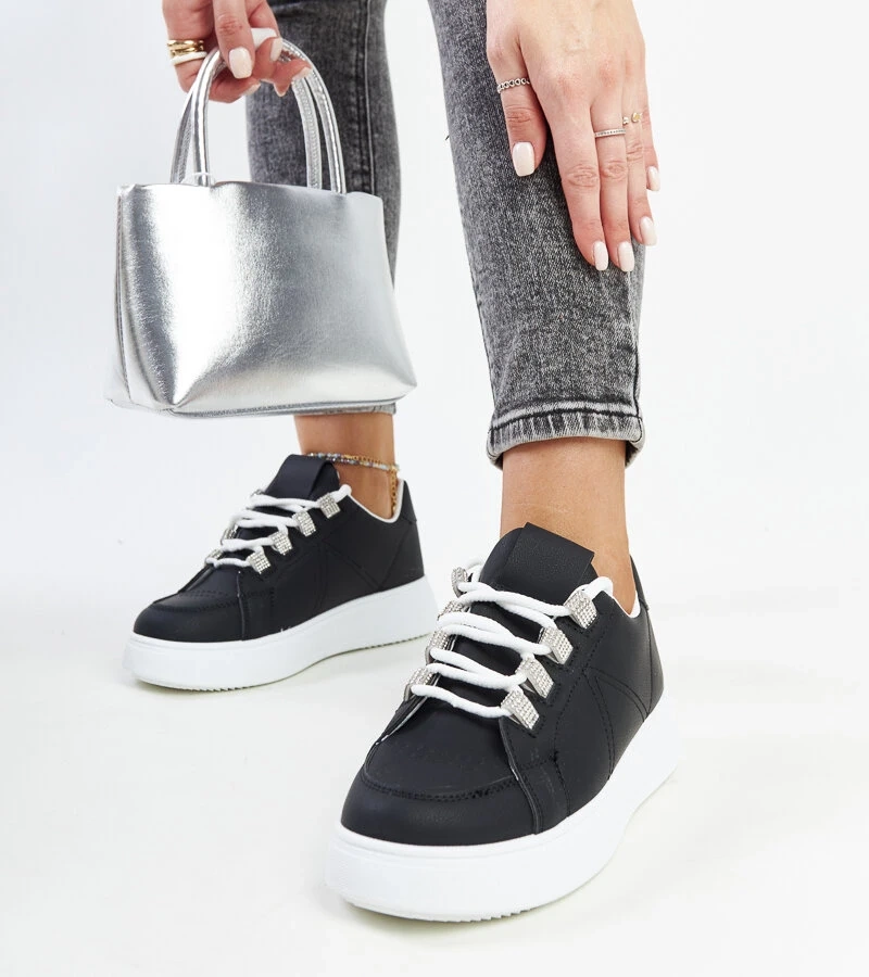 Schwarze Sneakers mit dicker Sohle von Walid