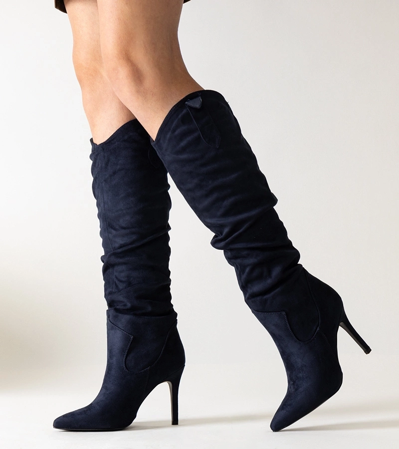 Granatowe kozaki na szpilce z marszczeniem Aine po niemiecku to:
"Marineblaue Stiefel mit Absatz und Raffung von Aine."