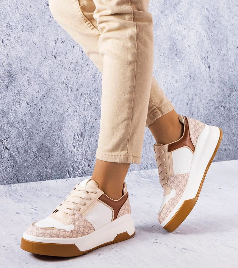 Braune Sneakers verziert mit dem Monogramm von Grandbois