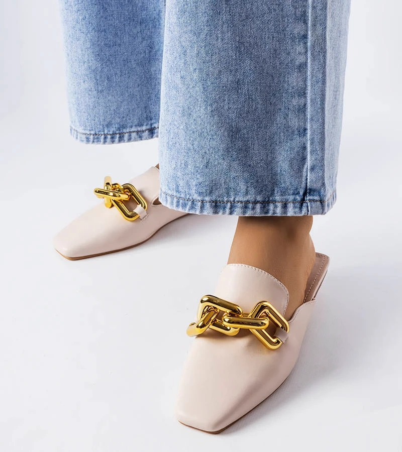 Beige Pantoletten mit Hickory-Kettchen