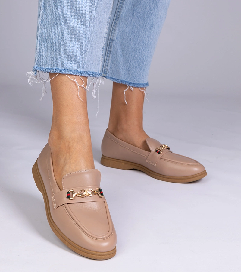 Braune Mokassins mit goldener Verzierung Feola
