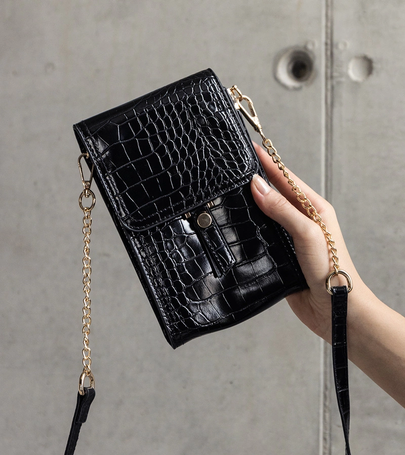 Schwarze Tasche mit Decatur Prägung verziert