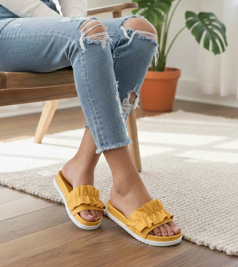 Senfgelbe Pantoletten mit Rüschen von Samanta