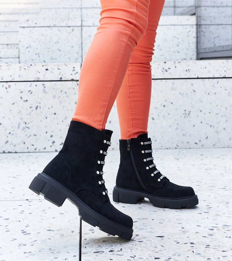 Schwarze Stiefeletten mit Zirkonia aus Eco-Wildleder von Sfaranda