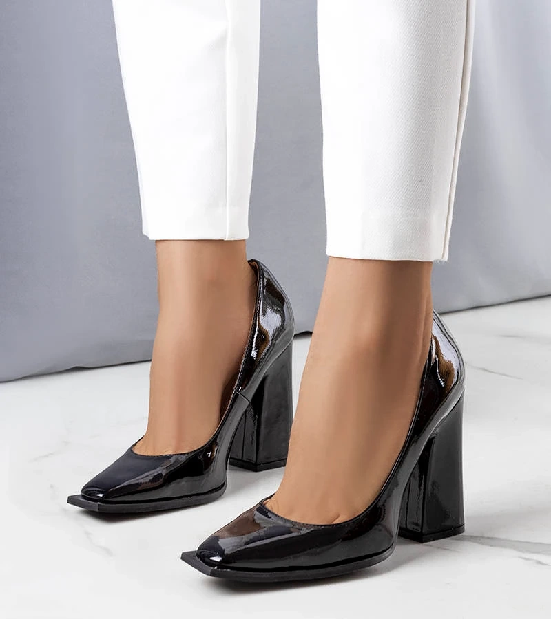 Schwarze lackierte Pumps von Patel