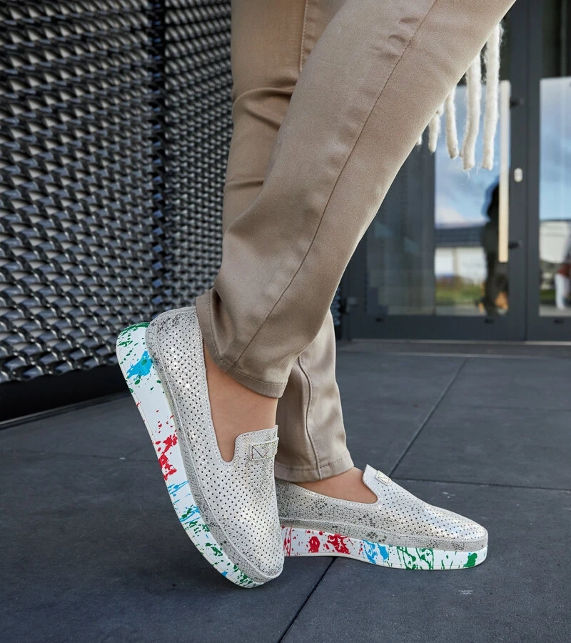 Beigefarbene Halbschuhe mit buntem Keilabsatz von Santina