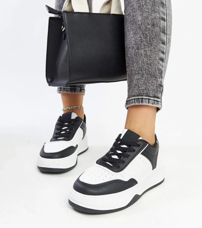 Schwarz-weiße Sneakers mit dickerer Sohle von Rumai