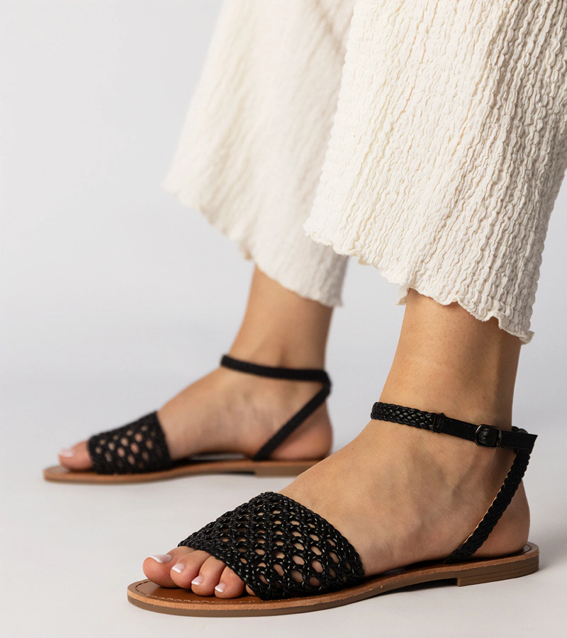 Schwarze geflochtene Sandalen auf flacher Sohle Mires