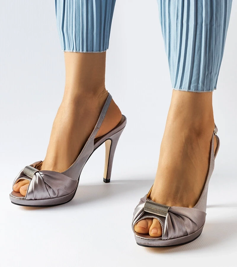 Hellgraue Crispina Stilettosandalen