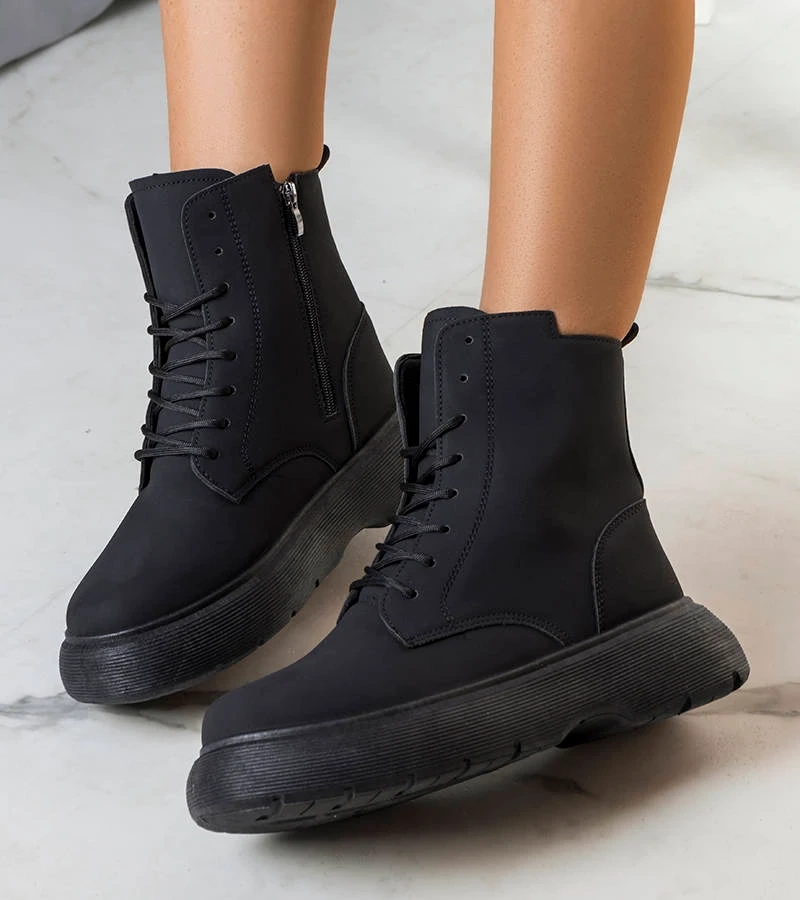 Schwarze gefütterte Neile Stiefeletten