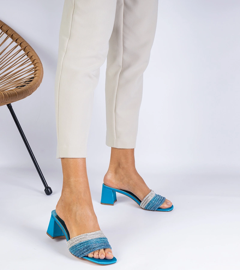 Blaue elegante Pantoletten mit Absatz und Strasssteinen Maritto