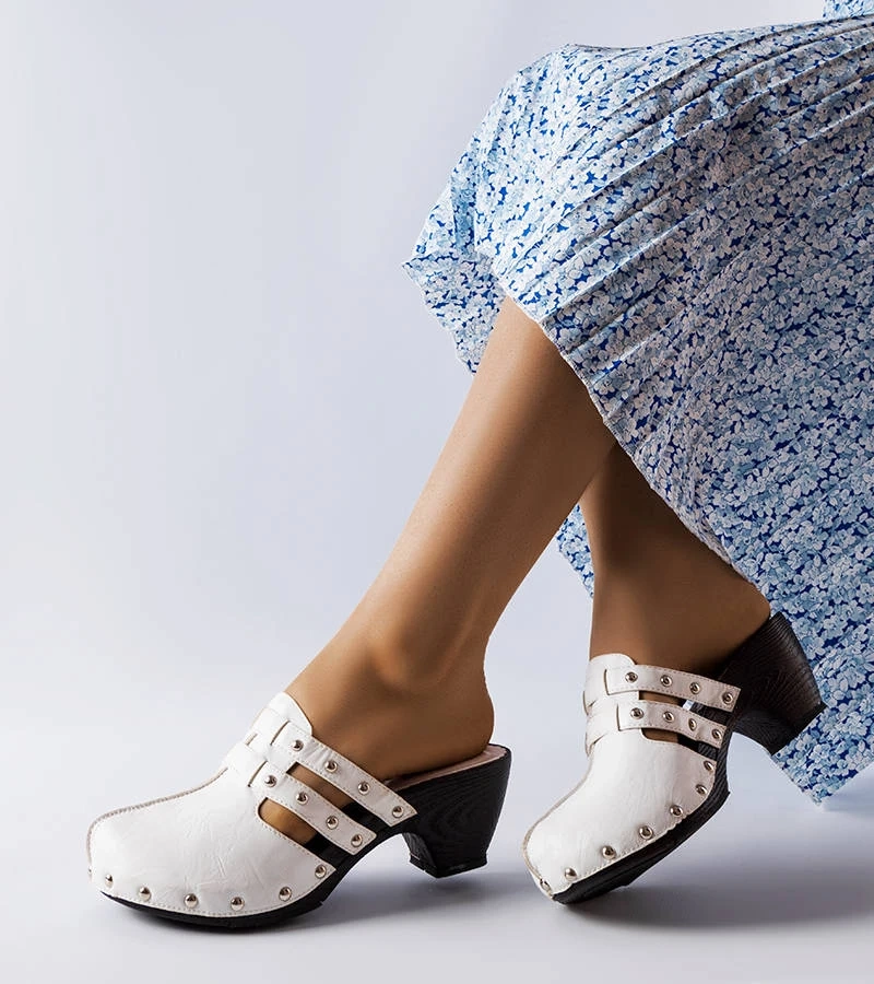 Weiße Custer-Holzschuhe