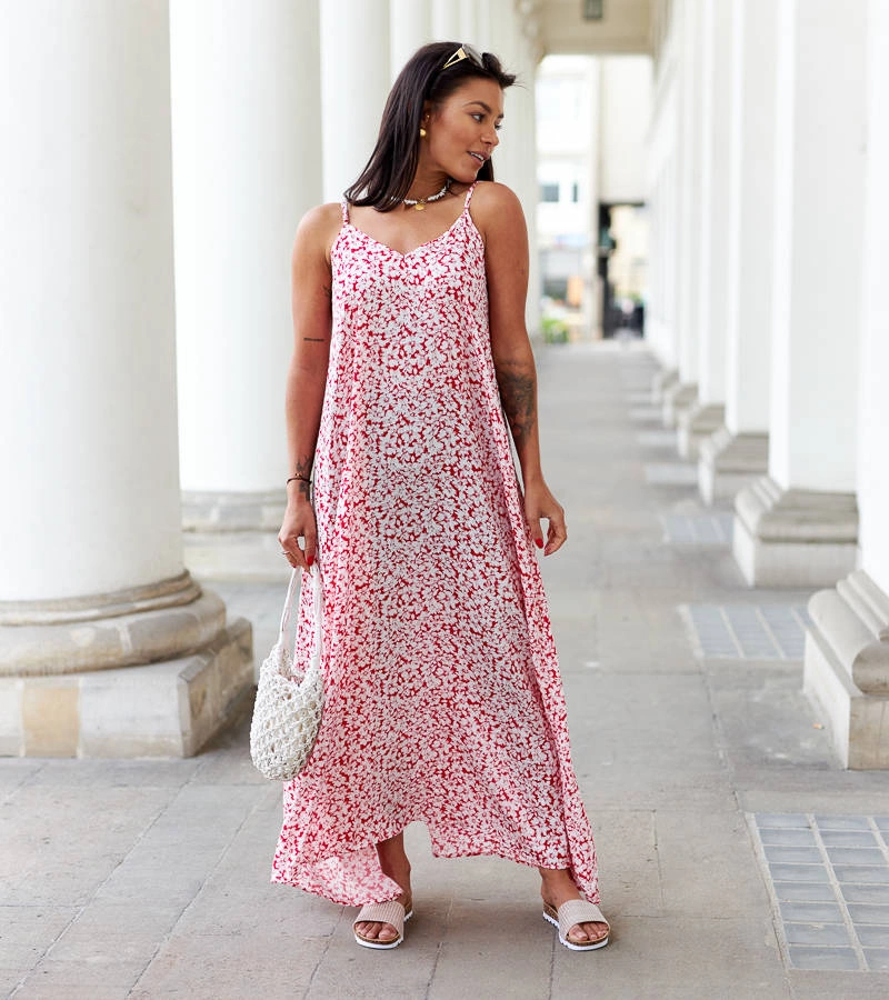 Das lockere rote Kleid von Giona