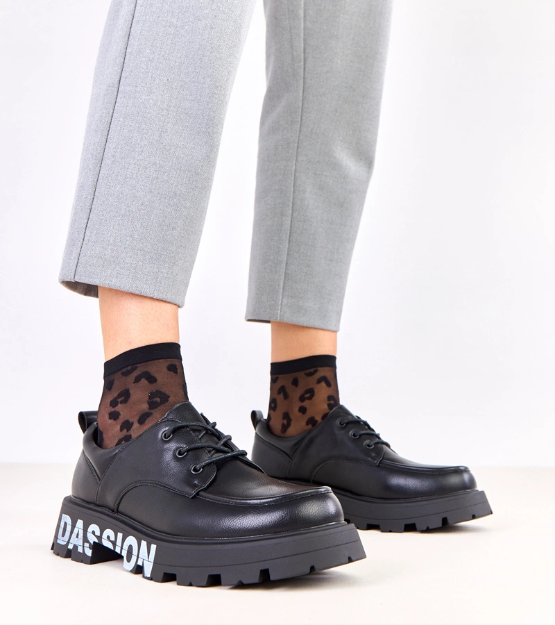 Schwarze Damenschuhe mit Druck auf der Sohle Klowis