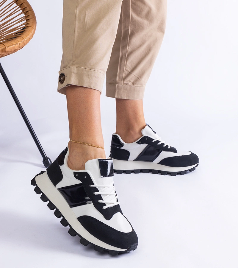 Schwarze Sneakers mit sichtbarem Profil Restia