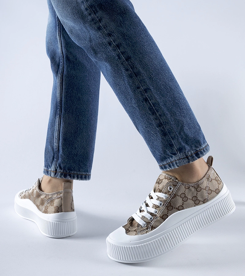 Braune Turnschuhe verziert mit dem Monogramm von Cavi