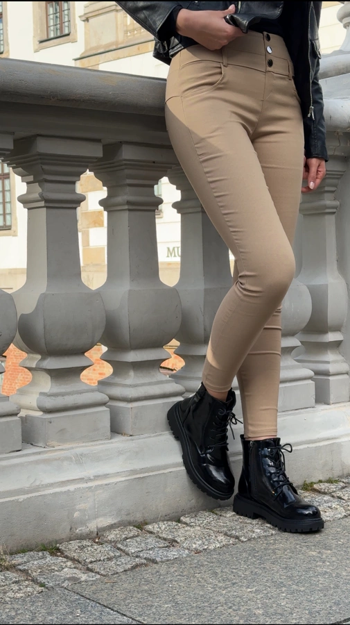 Beigefarbene Leggings mit Knopfverzierungen von Clémence