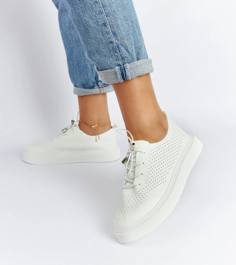 Weiße perforierte Laytonville-Tennisschuhe