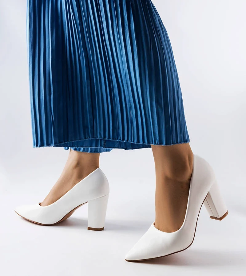 Weiße Pumps auf Absatz von Maurelle