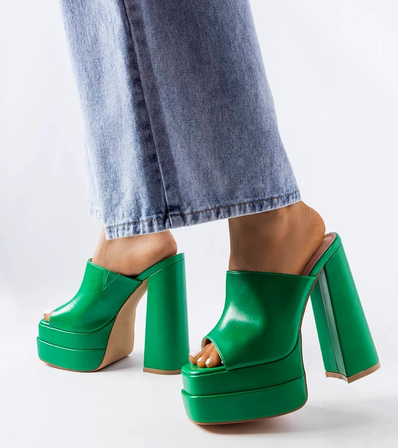 Grüne Pantoletten auf hohem Absatz von Mertzon