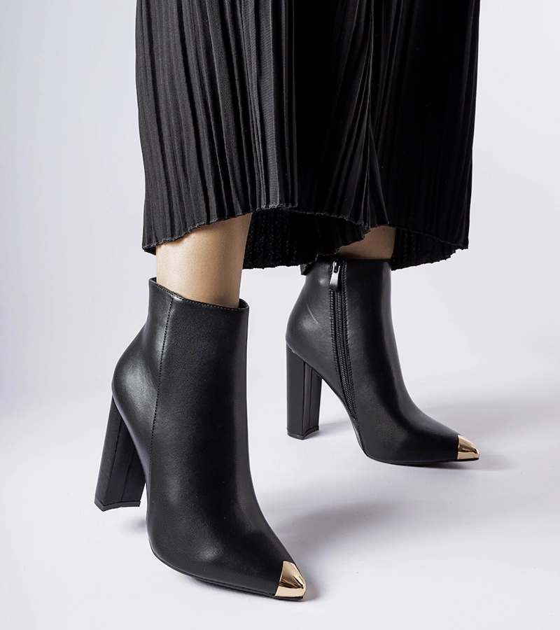 Schwarze Stiefeletten mit Metallspitze Sacra