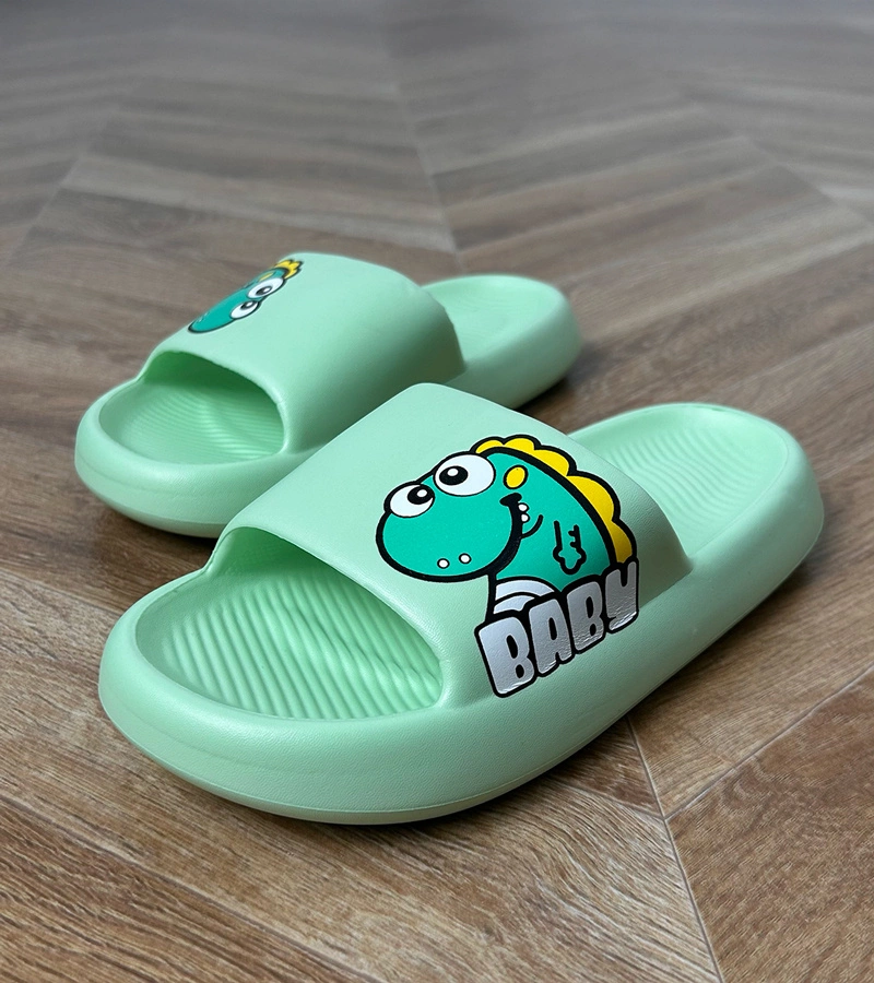 Grüne Kinderpantoletten mit Milos-Aufdruck