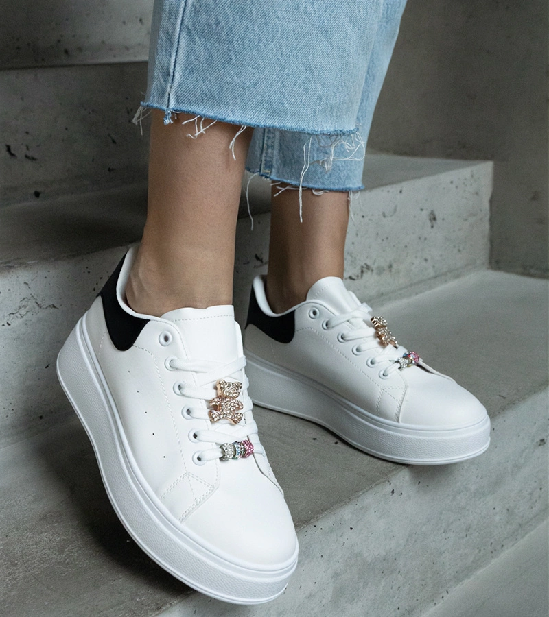 Weiße Sneakers auf Plateausohle verziert mit Mavien-Bär