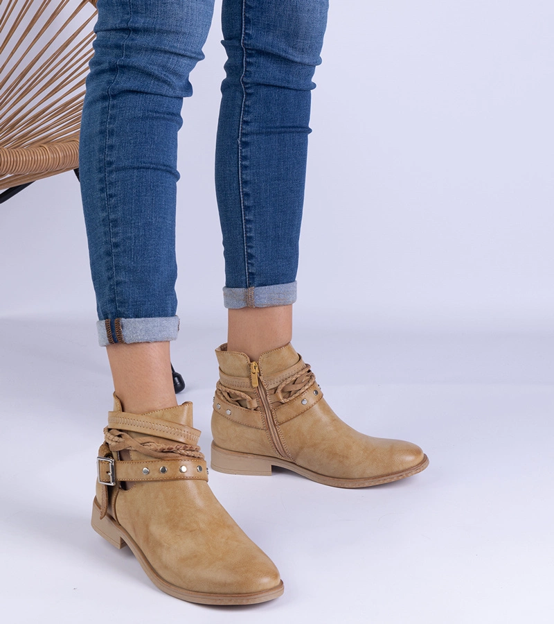 Braune flache Stiefeletten mit Ausschnitt und Schnalle Savaner