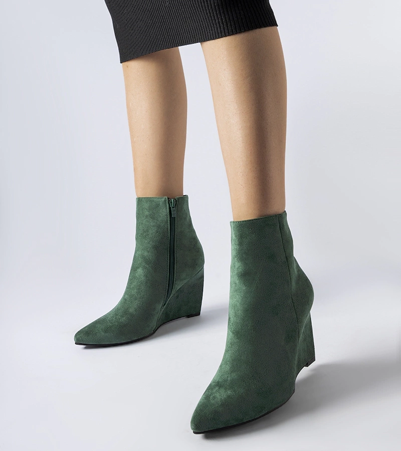 Grüne spitze Keilabsatz-Stiefeletten Aprutino