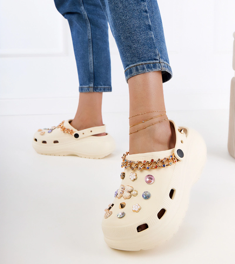 Beige geschlossene Pantoletten mit Verzierungen Lelila