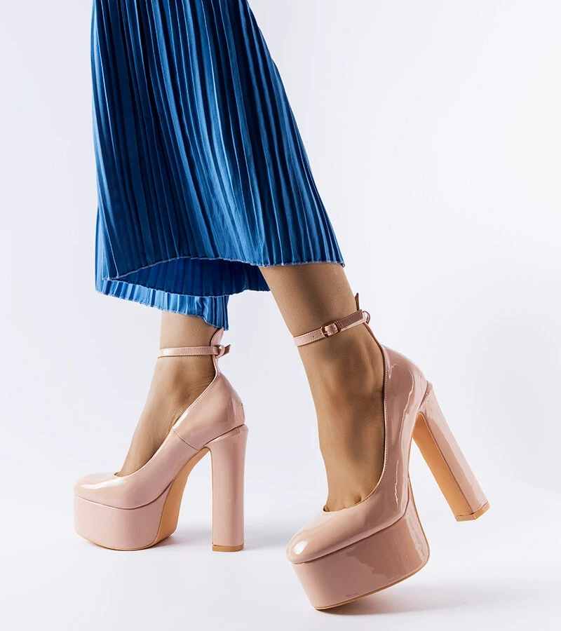 Beige lackierte Pumps auf hohem Blockabsatz von Colle