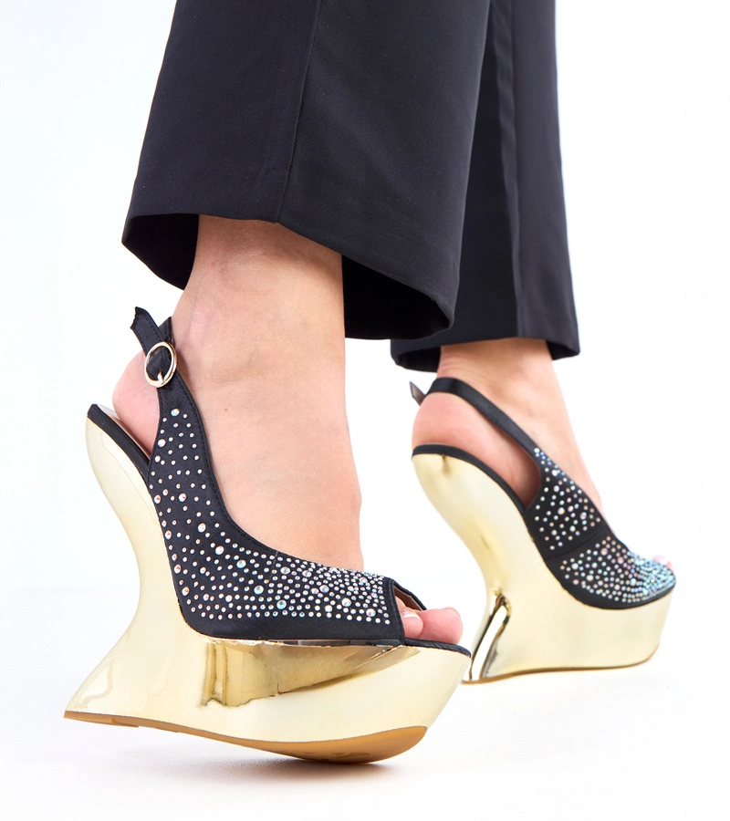 Schwarze Sandalen mit Zirkonien auf futuristischem Keilabsatz Tejla