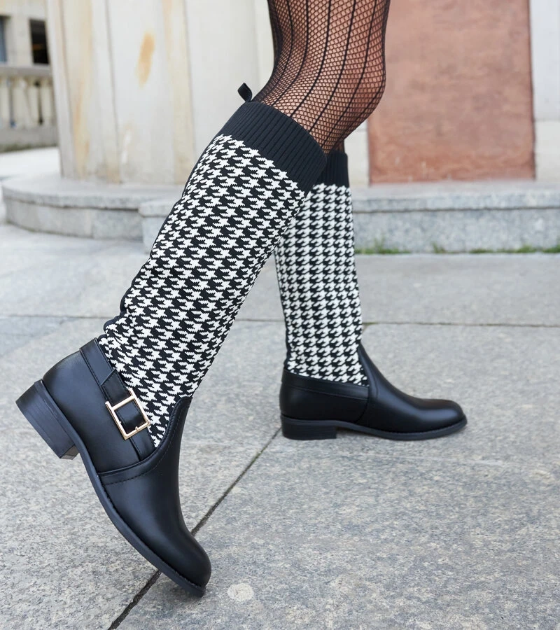 Schwarz-weiße, lange, gepunktete Maestas-Stiefel