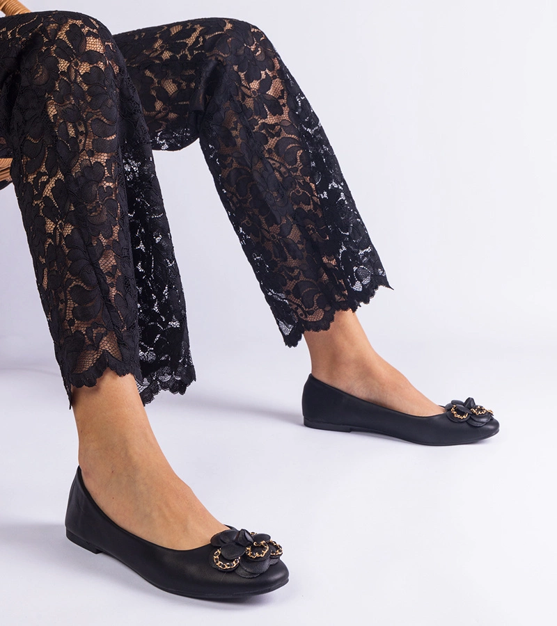 Schwarze Ballerinas verziert mit Blümchen America