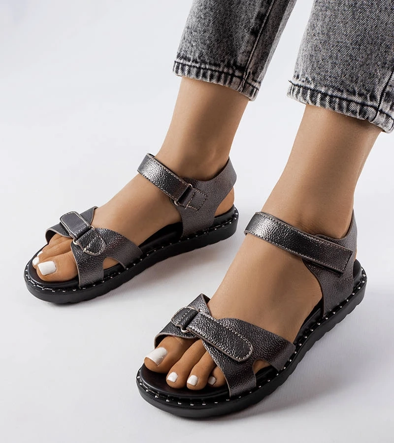 Graue glänzende Sandalen von Bellefeuille