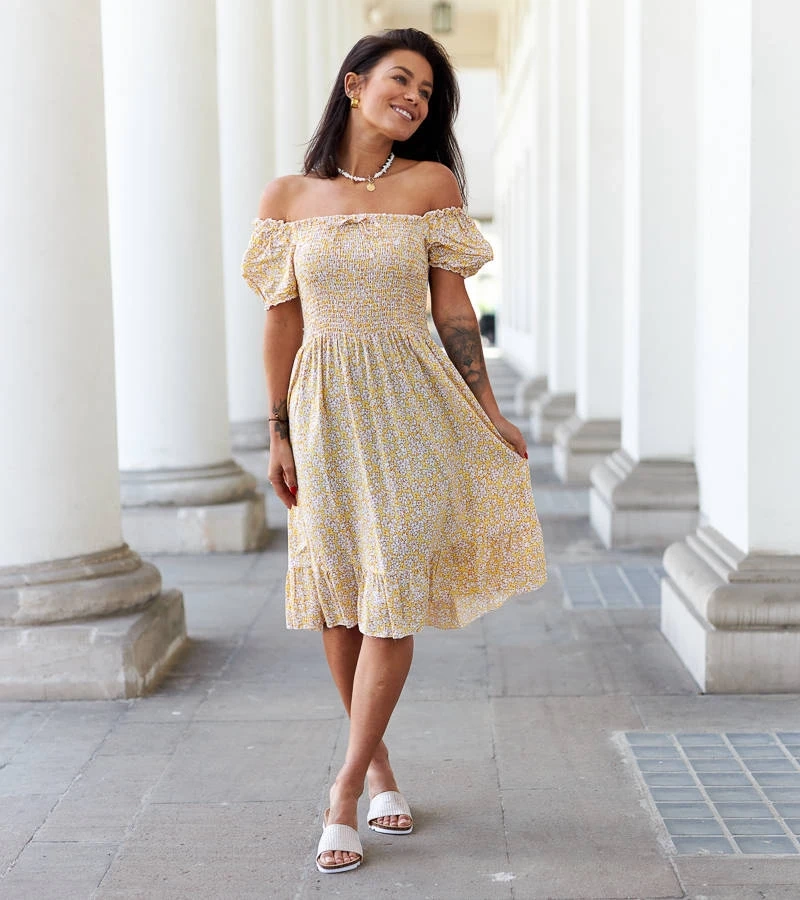 Gelbes Blumenkleid mit Astolf-Bindung