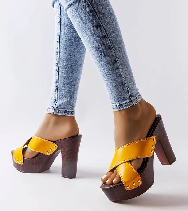 Beżowe klapki z łańcuchem Levy