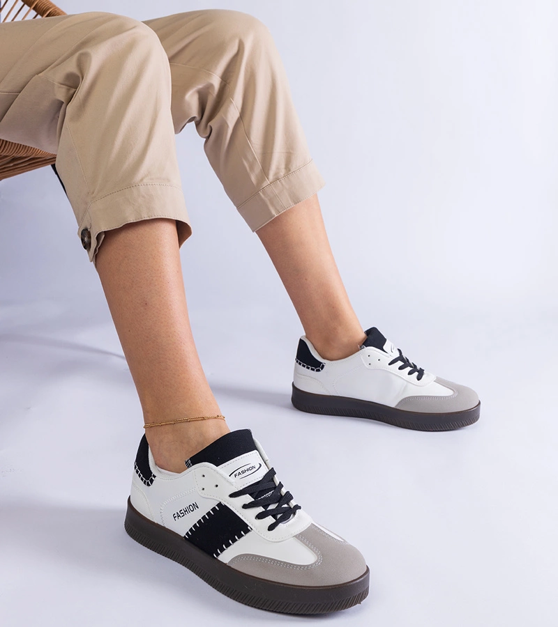 Weiße Sneakers auf Plateausohle mit Nähten Puente