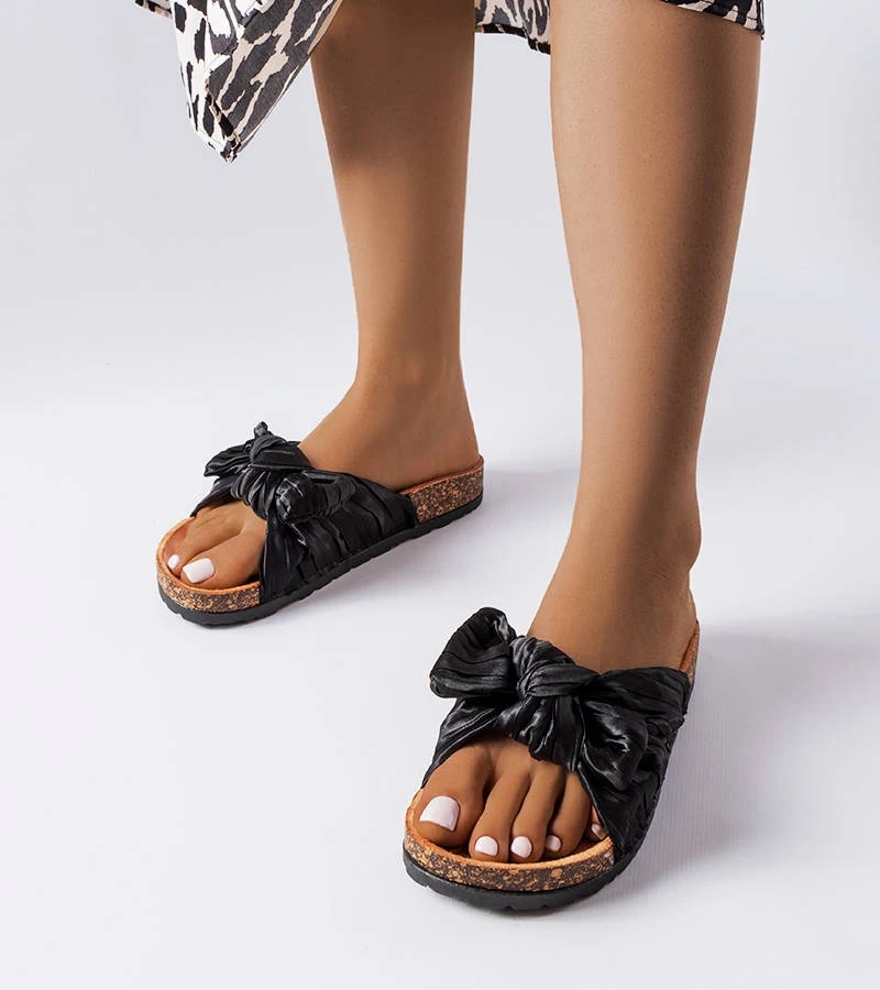 Schwarze Pantoletten mit Duplanty-Schleife