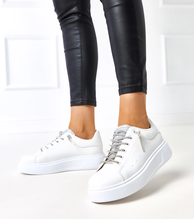 Weiße Sneakers mit auffälligem Verzierung von Asmait