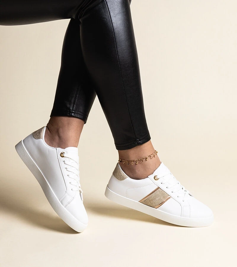 Weiß-goldene Sneakers mit dekorativem Grada-Streifen