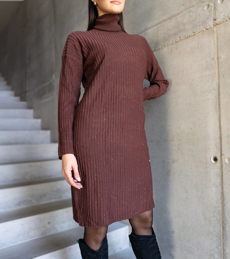 Brązowa sukienka połyskująca midi z golfem Kusama przetłumaczone na niemiecki to:

"Braunes schimmerndes Midi-Kleid mit Rollkragen von Kusama."