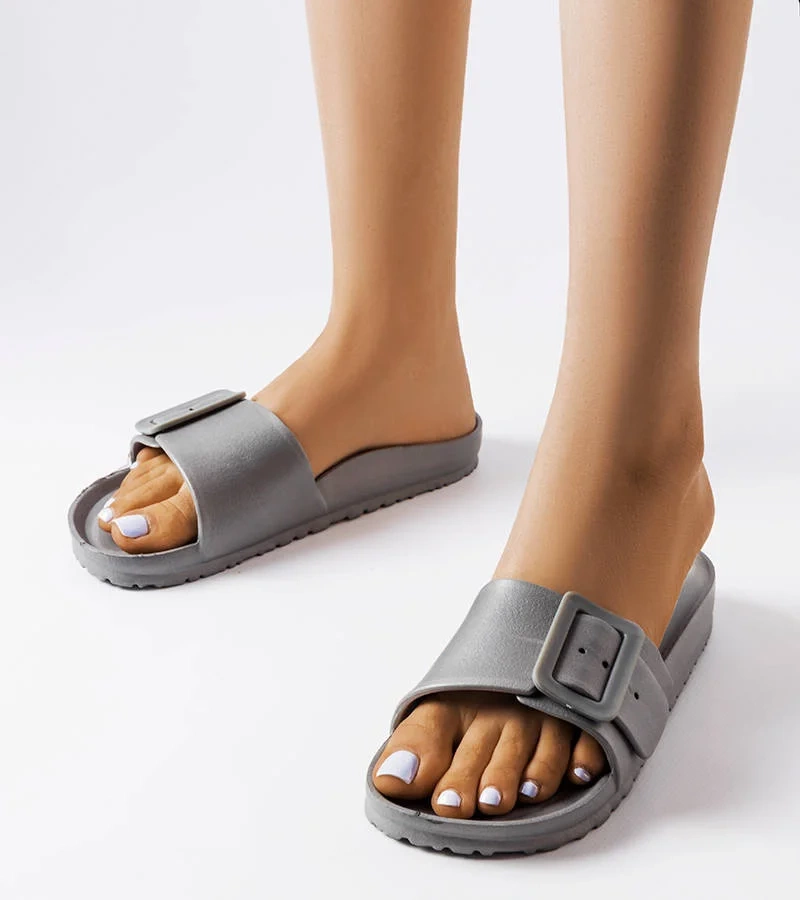 Graue Gummiflipflops mit Nelm-Schnalle