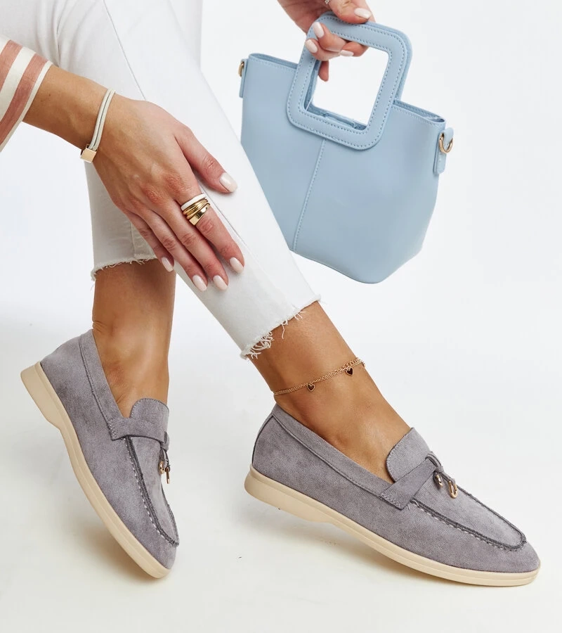 Graue Mokassins mit Metallanhänger Fiorano